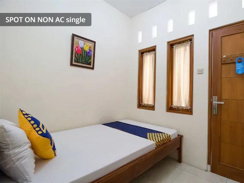 Reddoorz Near Alun Alun Cianjur Hotel Exterior photo