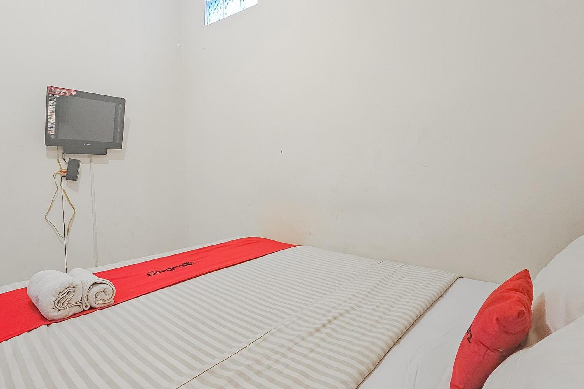 Reddoorz Near Alun Alun Cianjur Hotel Exterior photo